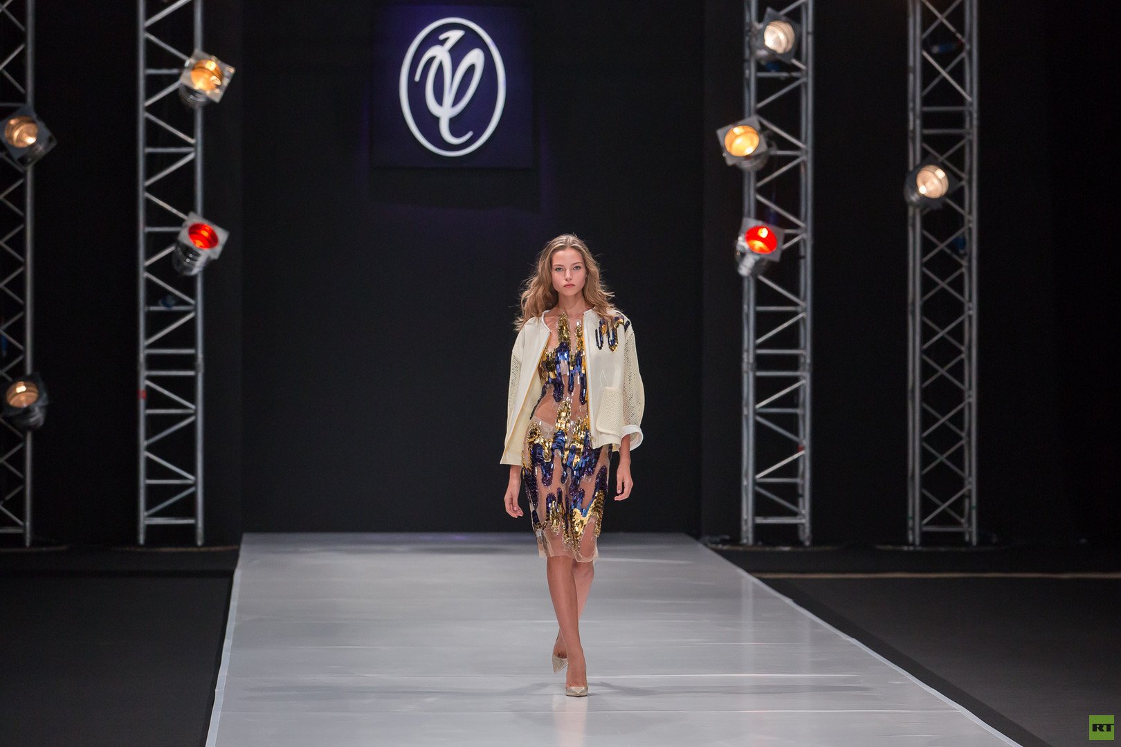 مجموعة جديدة في عالم الموضة الروسية من مصمم الأزياء الروسي فالنتين يوداشكين لموسم الربيع والصيف 