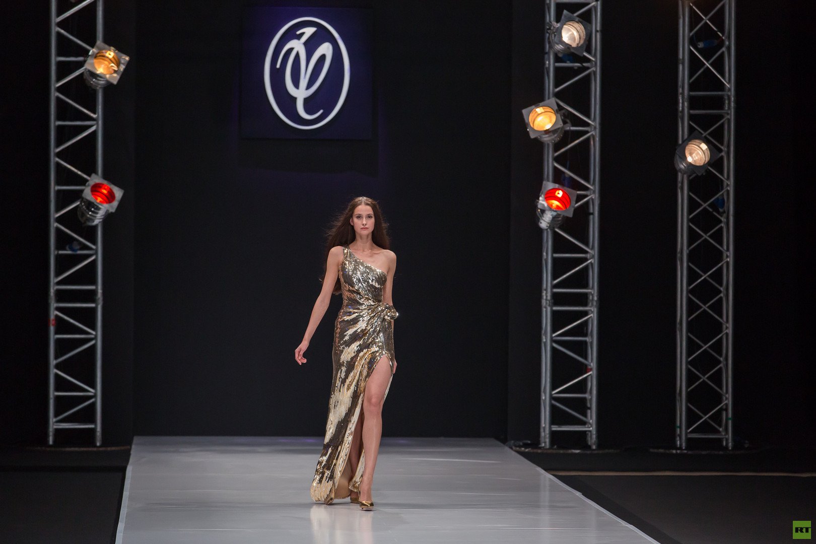 مجموعة جديدة في عالم الموضة الروسية من مصمم الأزياء الروسي فالنتين يوداشكين لموسم الربيع والصيف 