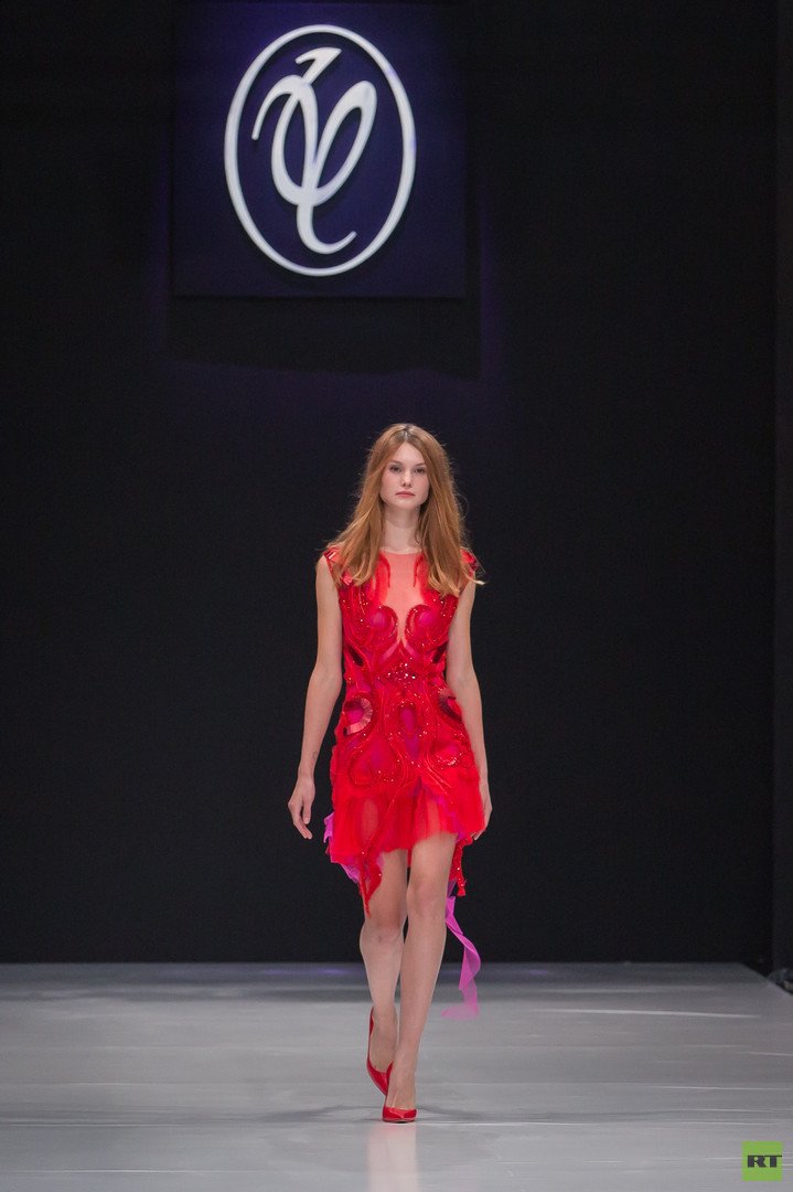 مجموعة جديدة في عالم الموضة الروسية من مصمم الأزياء الروسي فالنتين يوداشكين لموسم الربيع والصيف 