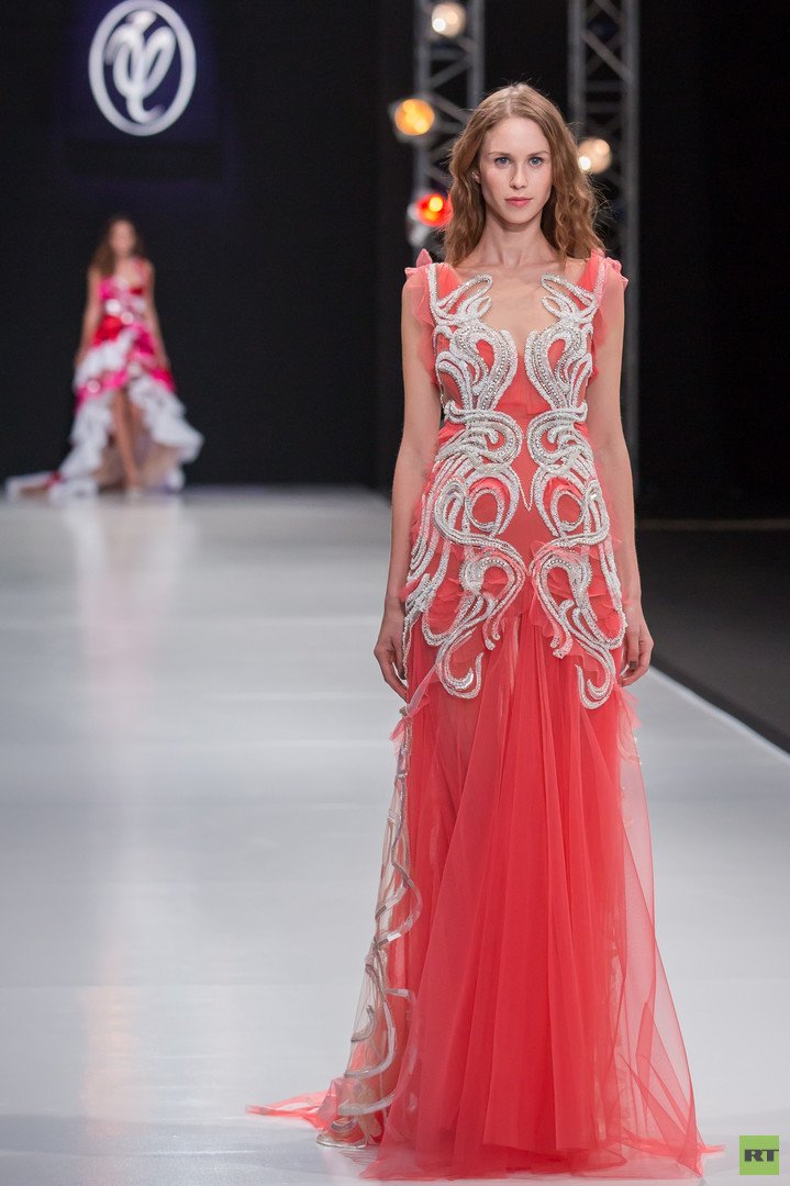 مجموعة جديدة في عالم الموضة الروسية من مصمم الأزياء الروسي فالنتين يوداشكين لموسم الربيع والصيف 