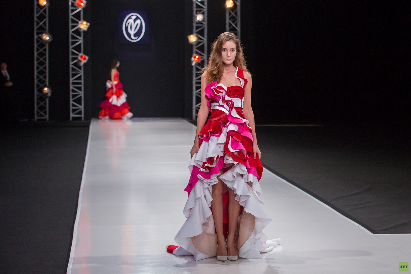 مجموعة جديدة في عالم الموضة الروسية من مصمم الأزياء الروسي فالنتين يوداشكين لموسم الربيع والصيف 