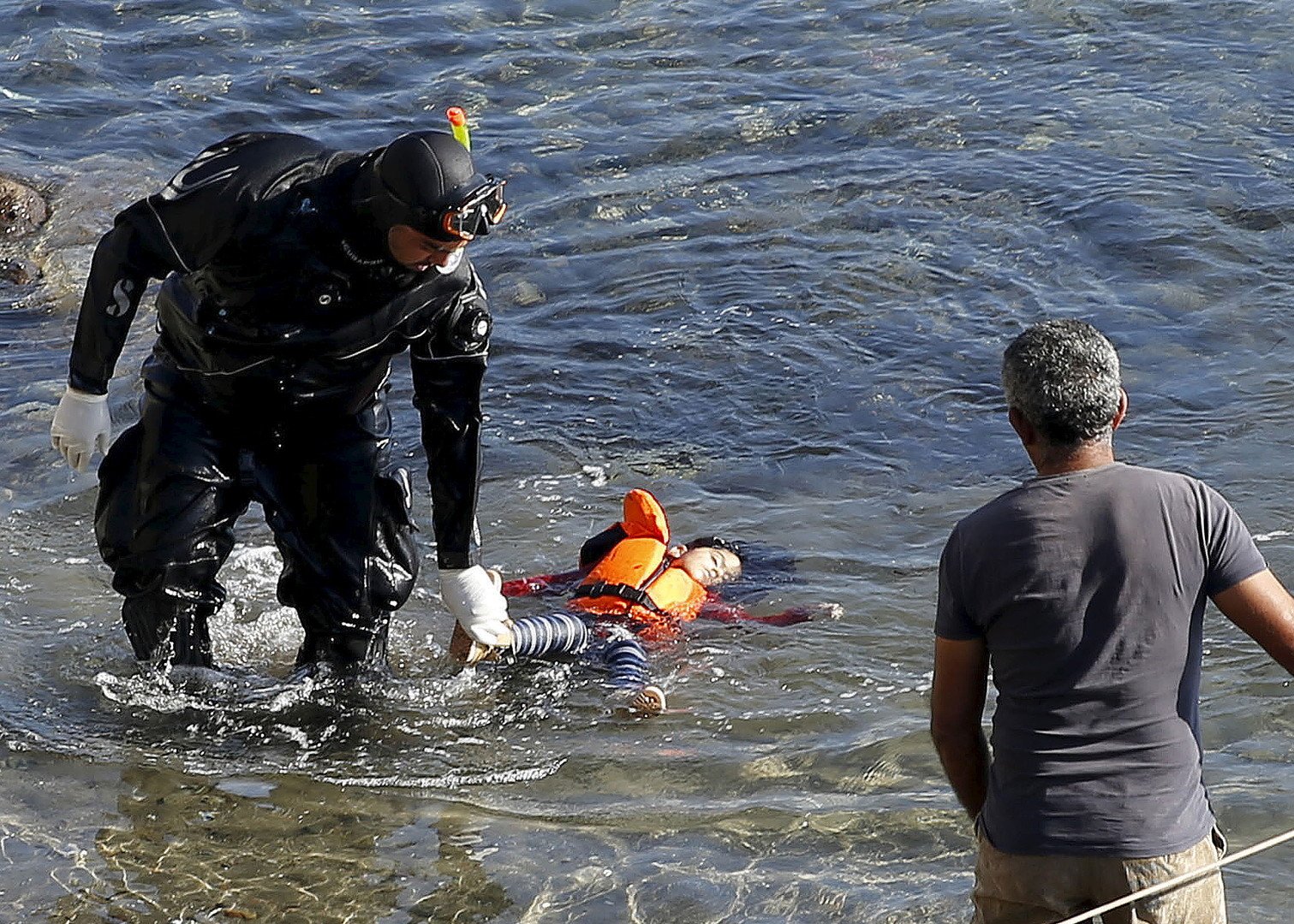 صور صادمة.. 7 قتلى بينهم أطفال في اصطدام سفينة يونانية بزورق مهاجرين 
