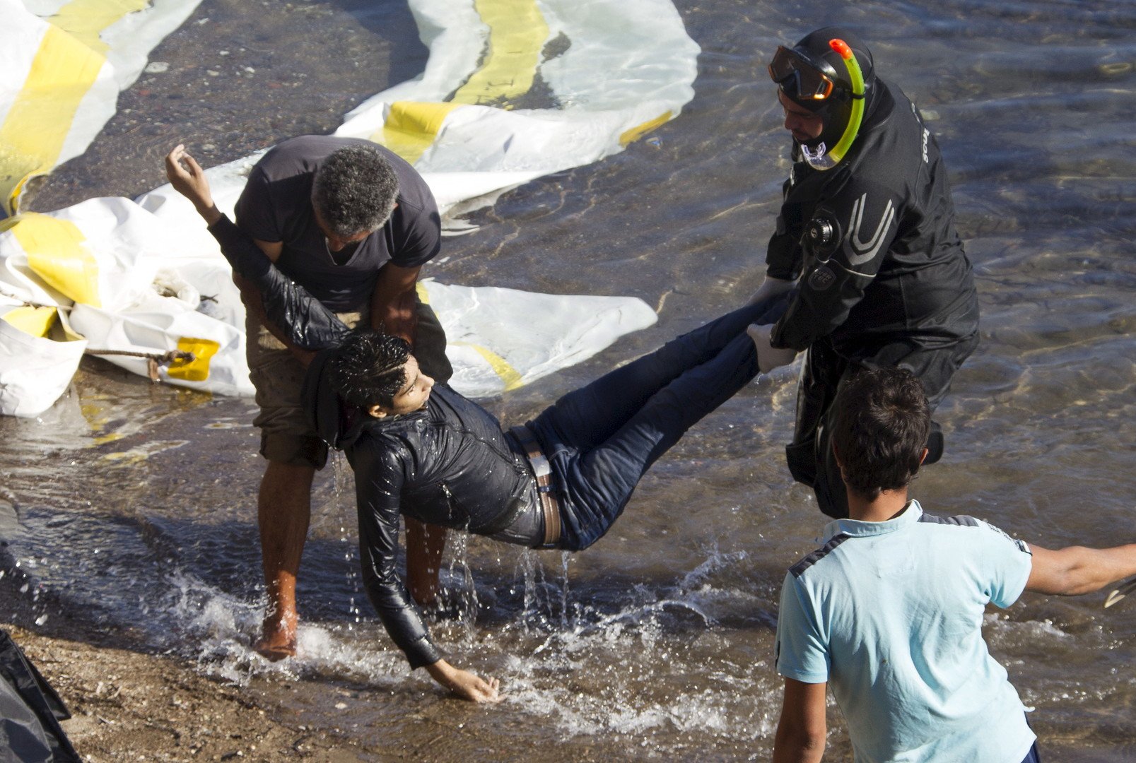 صور صادمة.. 7 قتلى بينهم أطفال في اصطدام سفينة يونانية بزورق مهاجرين 
