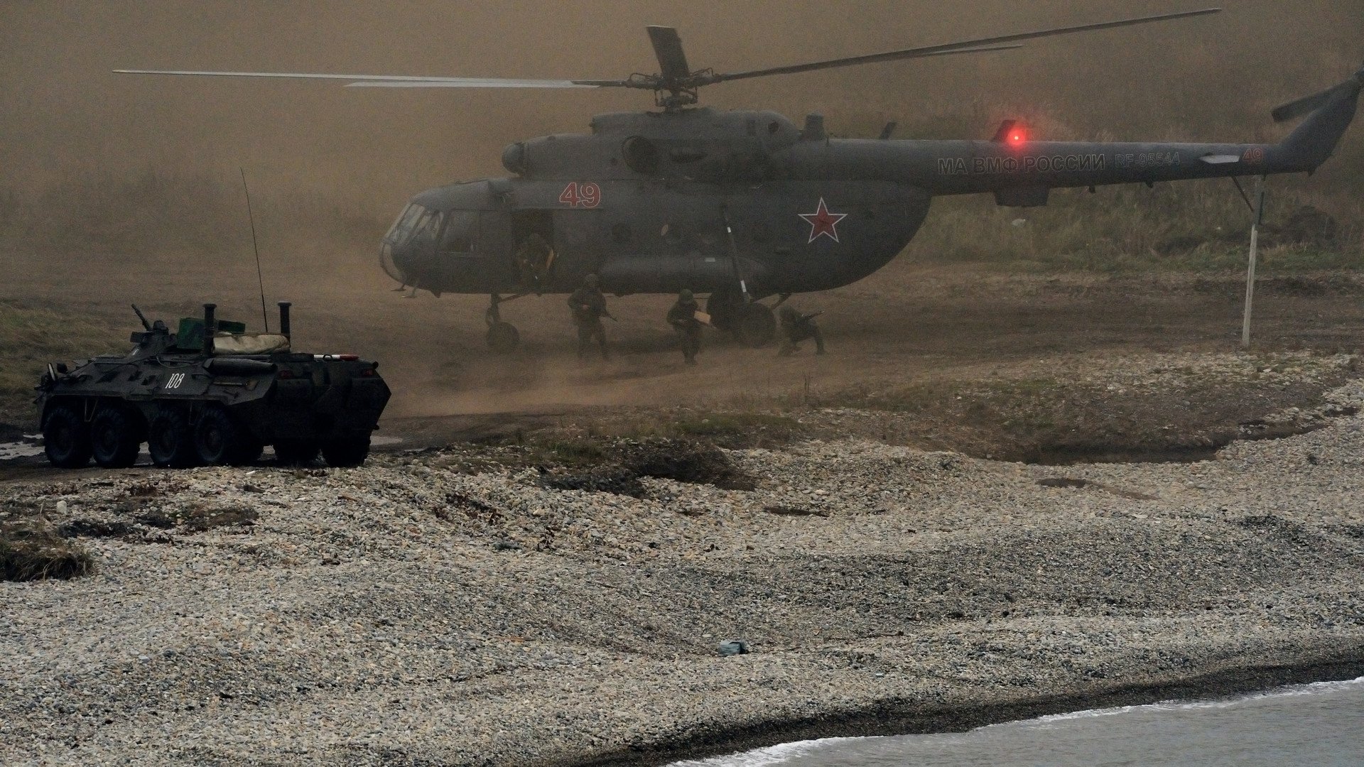 المروحية "مي - 8" خلال تدريبات مشاة البحرية لأسطول المحيط الهادئ في ميدان كليرك في اقليم بريمورية 