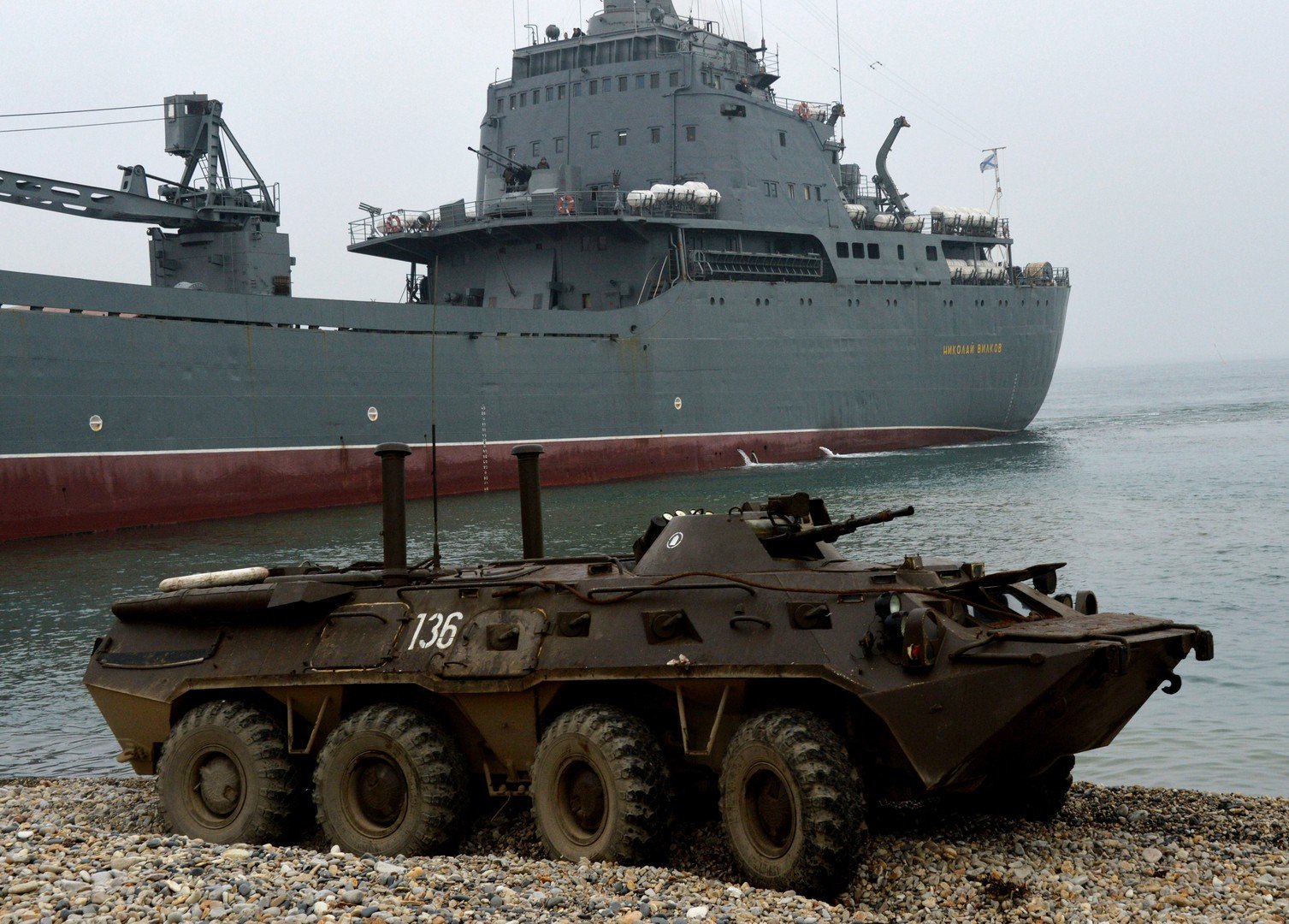 سفينة الانزال "نيكولاي فيلكوف" في اثناء عملية انزال مشاة البحرية