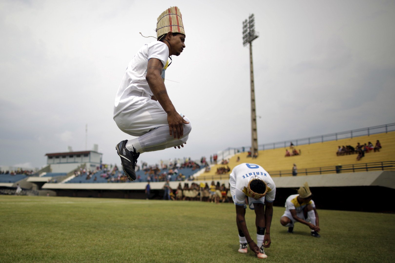 أحد المشاركين في المنافسات من قبيلة "خيرينته" في تمارين الإحماء قبل بداية مسابقة كرة القدم، 23 أكتوبر/تشرين الأول  