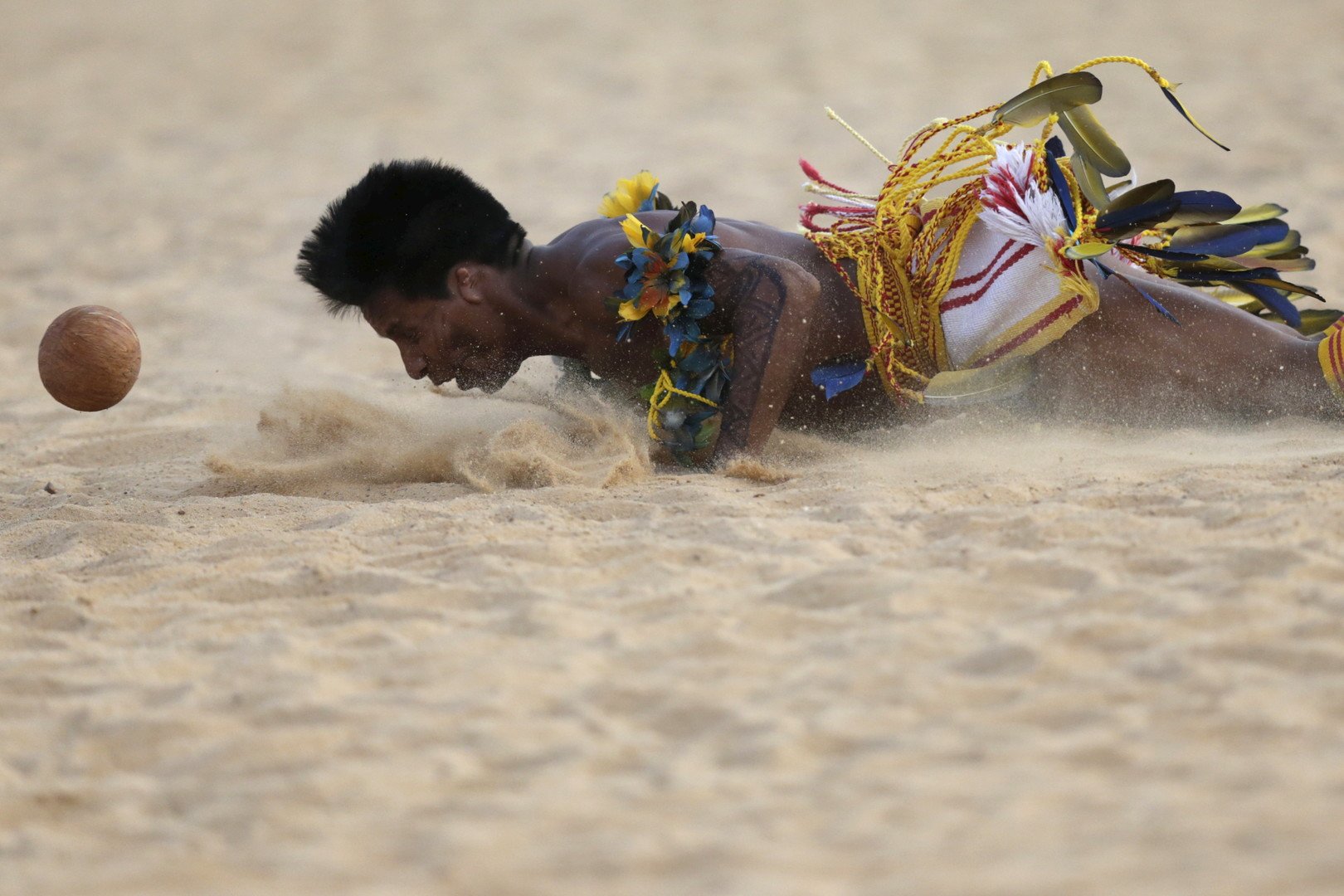 أحد المشاركين في المنافسات من قبائل باريزي يضرب الكرة برأسه خلال مسابقة جيكوناهاتي، التي تعتبر شكلا من أشكال كرة القدم، لكنها تمارس بالرأس فقط، 26 أكتوبر/تشرين الأول