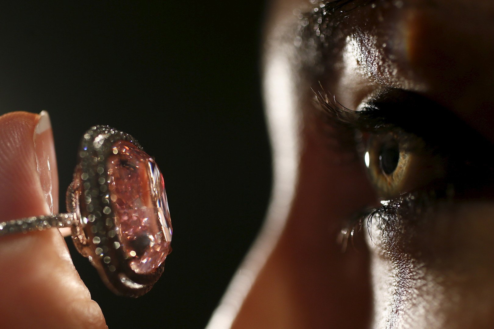 ماسة زهرية نادرة وزنها 16.09 قيراط مصقولة على شكل وسادة طرحت للبيع في مزاد بسعر بين 23 و28 مليون دولار  