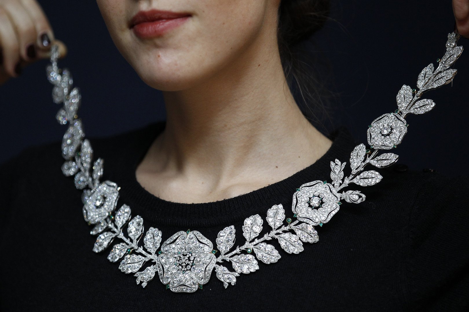 قلادة من الزمرد عرضت للبيع في مزاد "دار كريستيز"، قدرت قيمتها ما بين 1.3 و1.5 مليون دولار 