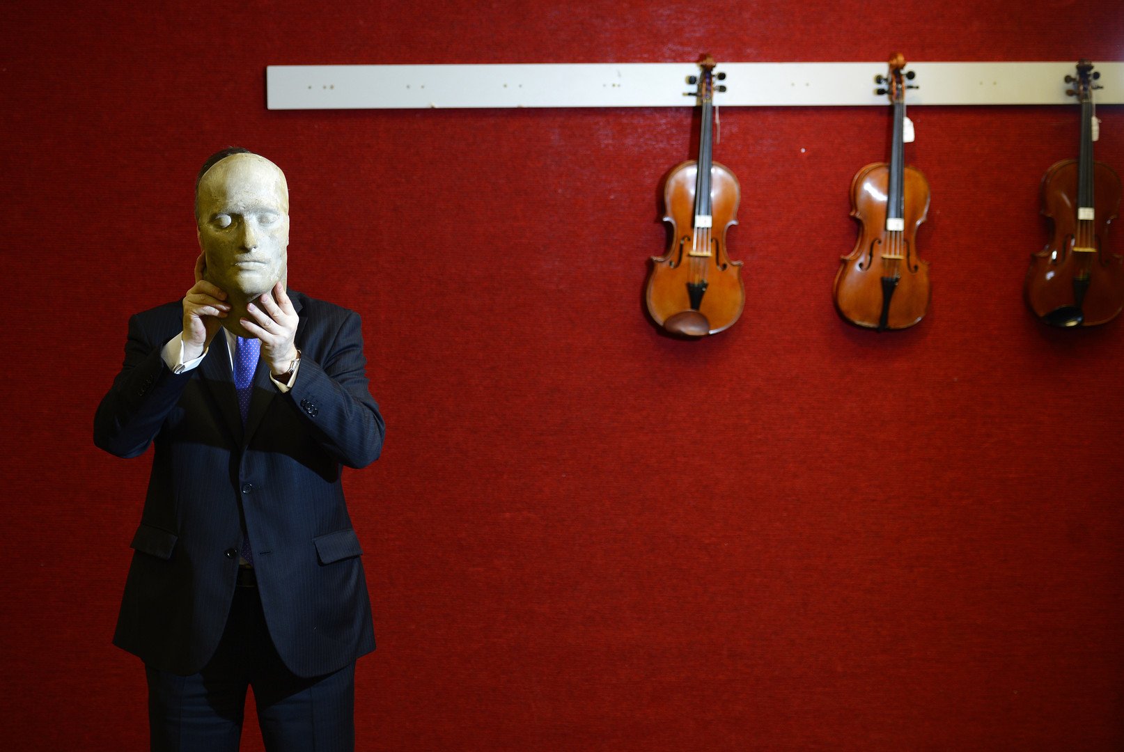 قناع الموت آخر ما بقي من الإمبراطور الفرنسي نابليون بونابرت والذي صنع بعد وقت قصير من وفاته في جزيرة سانت هيلينا عام 1821، قدرت قيمته بنحو 91 ألف دولار  