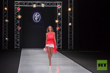 مجموعة جديدة في عالم الموضة الروسية من مصمم الأزياء الروسي فالنتين يوداشكين لموسم الربيع والصيف 