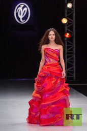 مجموعة جديدة في عالم الموضة الروسية من مصمم الأزياء الروسي فالنتين يوداشكين لموسم الربيع والصيف 