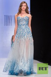 أسبوع الموضة الروسية "مرسيدس بنز" تعرض مجموعة أزياء  لتوني وارد