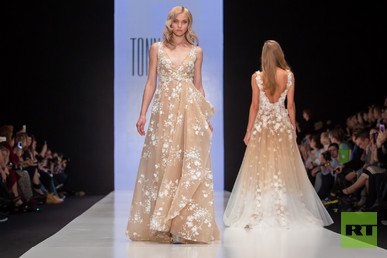 أسبوع الموضة الروسية "مرسيدس بنز" تعرض مجموعة أزياء  لتوني وارد