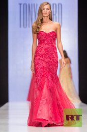 أسبوع الموضة الروسية "مرسيدس بنز" تعرض مجموعة أزياء  لتوني وارد