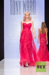 أسبوع الموضة الروسية "مرسيدس بنز" تعرض مجموعة أزياء  لتوني وارد