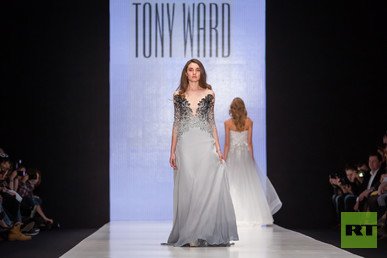 أسبوع الموضة الروسية "مرسيدس بنز" تعرض مجموعة أزياء  لتوني وارد