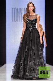 أسبوع الموضة الروسية "مرسيدس بنز" تعرض مجموعة أزياء  لتوني وارد