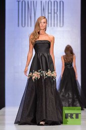 أسبوع الموضة الروسية "مرسيدس بنز" تعرض مجموعة أزياء  لتوني وارد