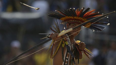 أحد المشاركين في مسابقة القوس والرمح وهو من سكان قبيلة البورورو، 26 أكتوبر/تشرين الأول 2015  