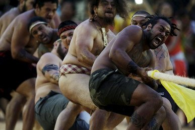  مجموعة رجال من المشاركين في المنافسات من قبائل الماوري من نيوزيلاند في مسابقة شد الحبل، 25 أكتوبر/تشرين الأول 