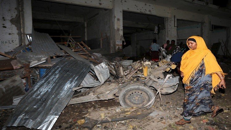  مقتل 12 شخصا بتفجيرين في فندق أعقبه إطلاق نار في مقديشو (فيديو)