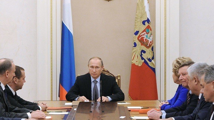 بوتين يبحث العملية الجوية الروسية في سوريا ومسائل أخرى مع مجلس الأمن القومي