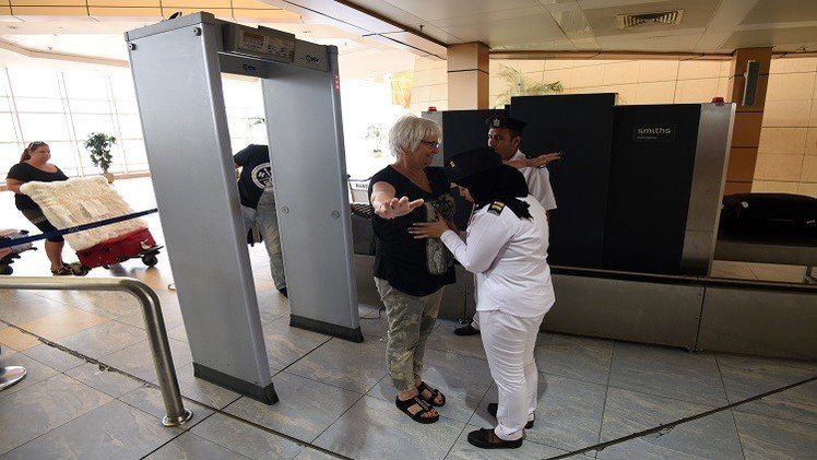 أسوشيتد برس: عيوب كبيرة في منظومة أمن مطار شرم الشيخ المصري