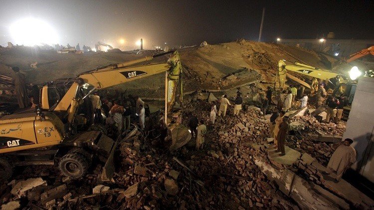 ارتفاع عدد قتلى انهيار مصنع في باكستان إلى 44 (فيديو)