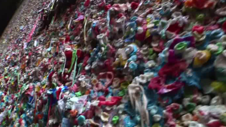 حائط العلكة.. صرح سياحي في مدينة سياتل