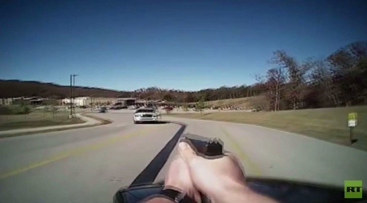 امرأة تقود سيارة مسروقة تصطدم بشرطي في أوكلاهوما وتصيبه بجروح (فيديو)