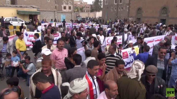 يمنيون أمام السفارة الروسية في صنعاء يهتفون: شكرا روسيا .. (فيديو)