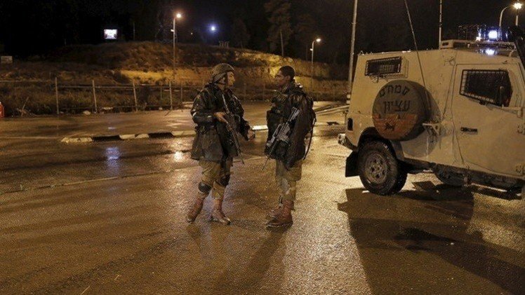جنود اسرائيليون يتنكرون ويخطفون فلسطينيا ويقتلون آخر بمستشفى في الخليل (فيديو)