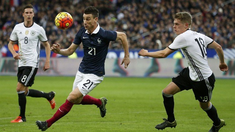 بالفيديو.. لحظة وقوع تفجيرين أثناء مباراة فرنسا وألمانيا في باريس 