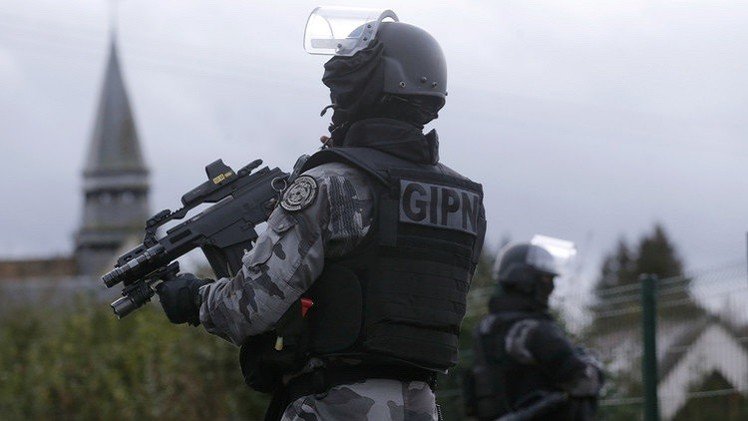 أنباء عن ملاحقة الشرطة الفرنسية لمركبتين تقل 4 رجال يشتبه بصلتهم بهجمات باريس