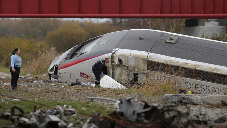 فرنسا.. مقتل 10 أشخاص في انحراف قطار سريع عن مساره (صور + فيديو)