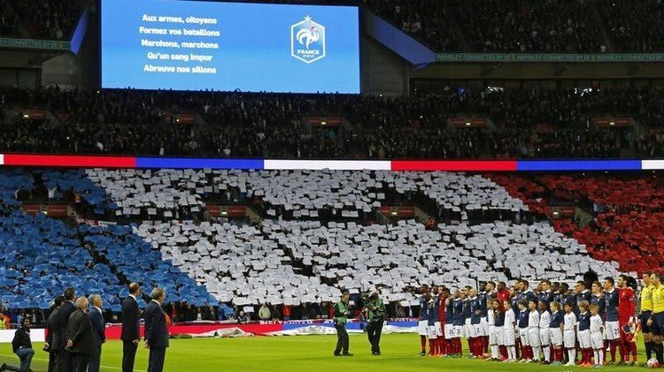 بالفيديو.. آلاف المشجعين في لندن يرددون النشيد الوطني الفرنسي