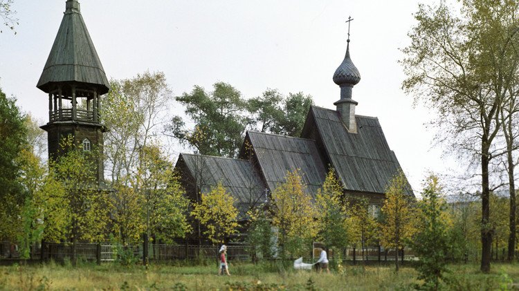 بالفيديو.. حريق هائل يدمر كنيسة قديمة في روسيا