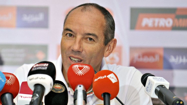 الأحمر العماني يقيل مدربه الفرنسي لوغوين