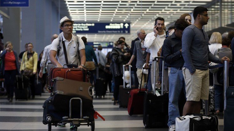 الكلام بالعربية يتسبب بمنع رجلين من الصعود على متن طائرة في شيكاغو