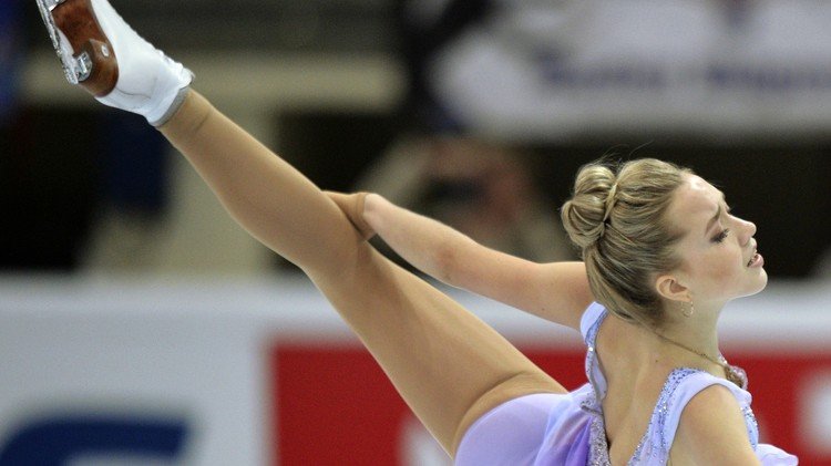 فيديو .. روسيا تحتكر منصة التتويج للتزحلق الفني على الجليد