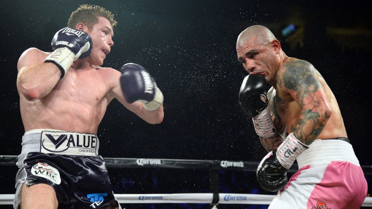 الفاريز يهزم كوتو ويتوج بلقب بطل العالم للملاكمة .. (فيديو)