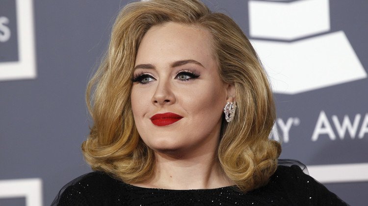 أديل تحقق رقما قياسيا ببيع 2.3 مليون نسخة من ألبومها "25" خلال ثلاثة أيام 