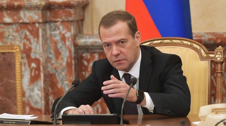 مدفيديف: هناك مصالح مالية مباشرة لمسؤولين أتراك مرتبطة بتوريدات "داعش" للنفط