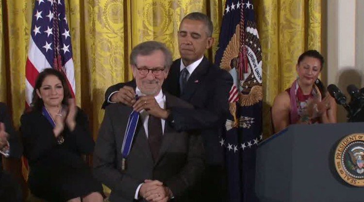 أوباما يقلد أبرز الشخصيات الأمريكية أرفع وسام مدني أمريكي (فيديو)