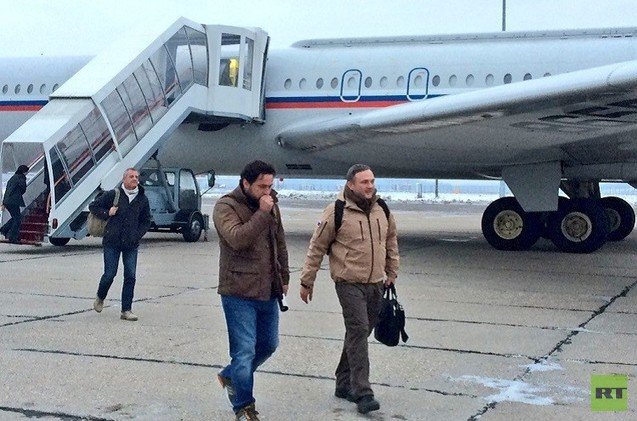 بعد تعرضه لهجوم صاروخي في سوريا.. طاقم RT يصل موسكو (فيديو)