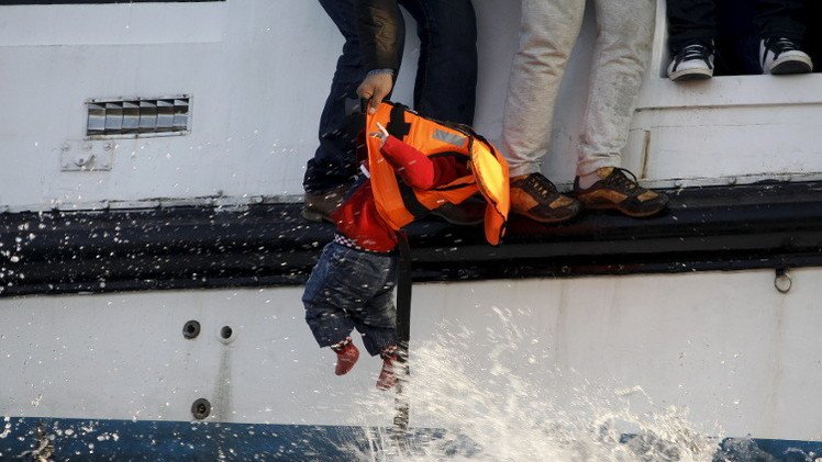 مصرع 4 أطفال نتيجة غرق قارب يقل لاجئين قرب سواحل تركيا