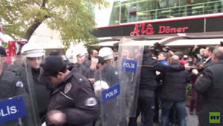بالفيديو.. اشتباكات بين متظاهرين ورجال الشرطة في أنقرة