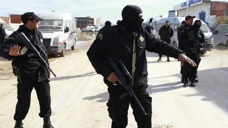 الداخلية التونسية تبحث عن 3 متشددين لعلاقتهم بتفجير حافلة الحرس الرئاسي