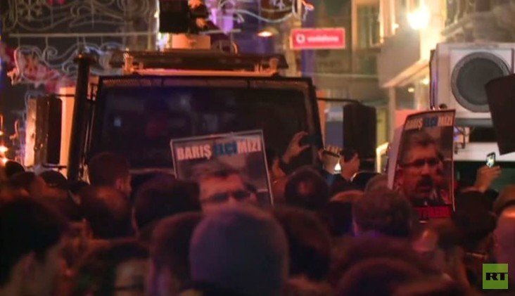 اسطنبول.. مواجهات بين الشرطة ومتظاهرين محتجين على مقتل محام كردي بارز (فيديو)